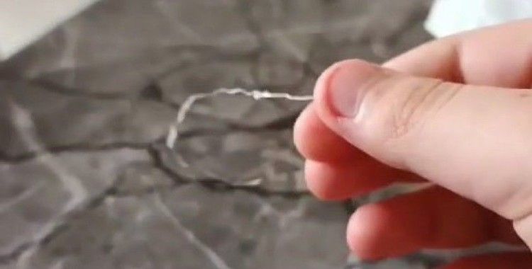 Yemek için aldıkları ekmeğin içerisinden ip çıktı