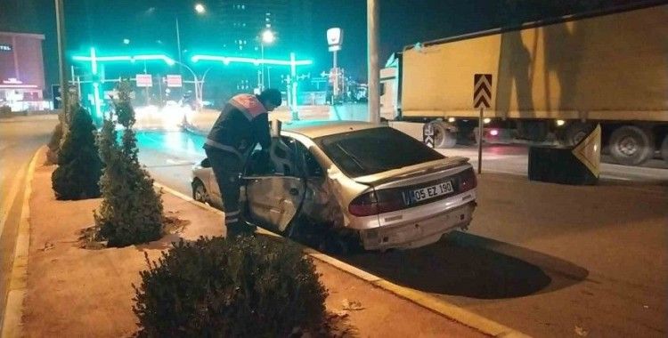 Aydınlatma direğine çarpan otomobilin sürücüsü yaralandı
