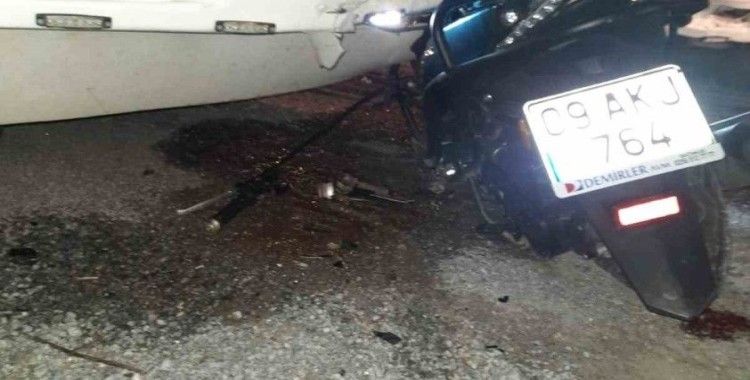 Motosiklet kamyona ok gibi saplandı
