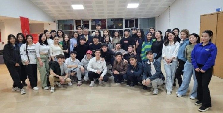 Rektör Kızıltoprak, Kazak öğrencilerle bir araya geldi
