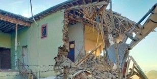 Yazıhan’daki ağır hasarlı evler yıkılıyor
