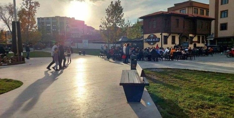 Güneşi gören kendini sokağa attı
