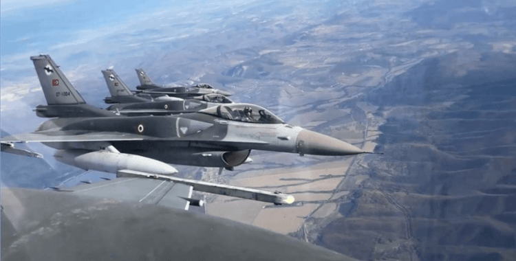 Türk F-16'ları Romanya'da selamlama uçuşu yaptı