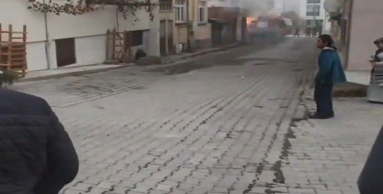 Elektrik direği alev alev yandı, vatandaşlar büyük panik yaşadı