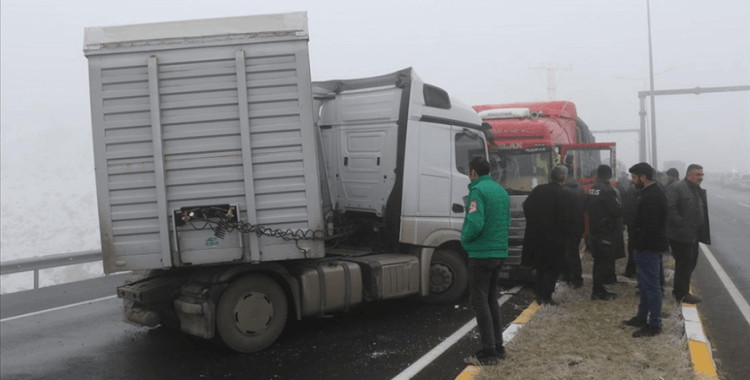 Zincirleme trafik kazası nedeniyle Ağrı-Van kara yolu 1 saat ulaşıma kapalı kaldı