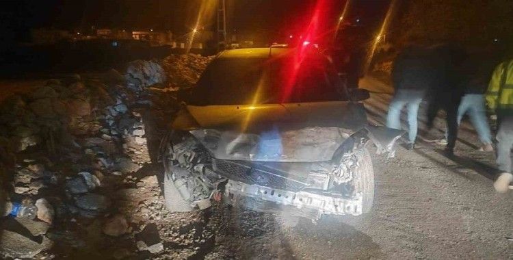 İstinat duvarına çarpan otomobilin sürücüsü yaralandı
