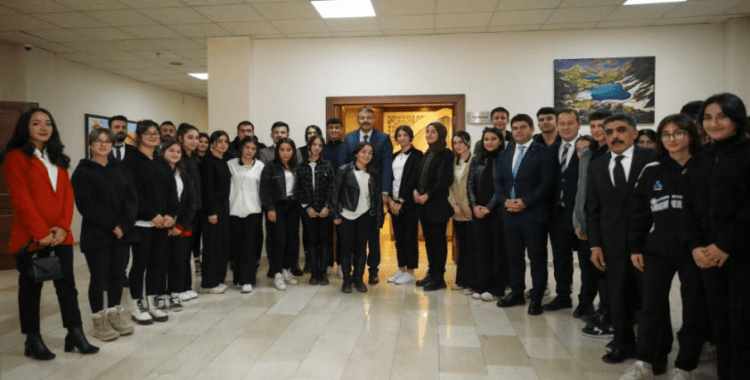 Vali Çelik "Çanakkale gezisinde dönen öğrencileri kabul etti"