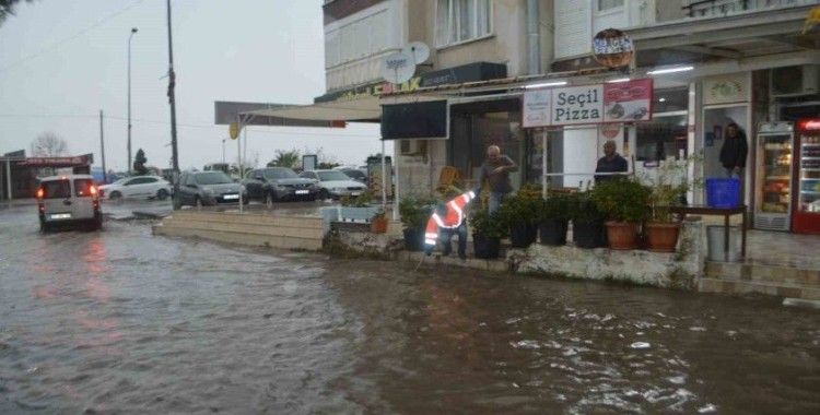 Ayvalık’ta kuvvetli sağanak yağış etkili oldu
