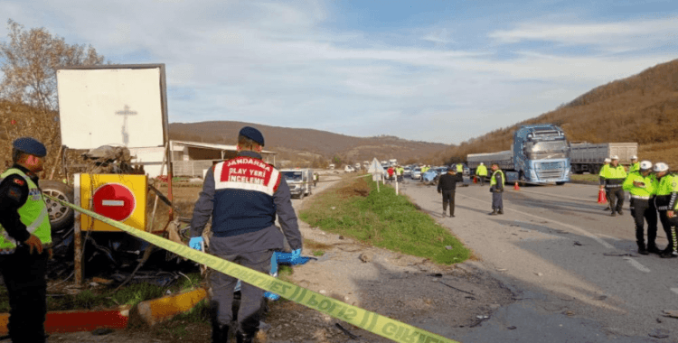Otobüsle kafa kafaya çarpışan otomobil parçalara ayrıldı: 2 ölü, 3 yaralı