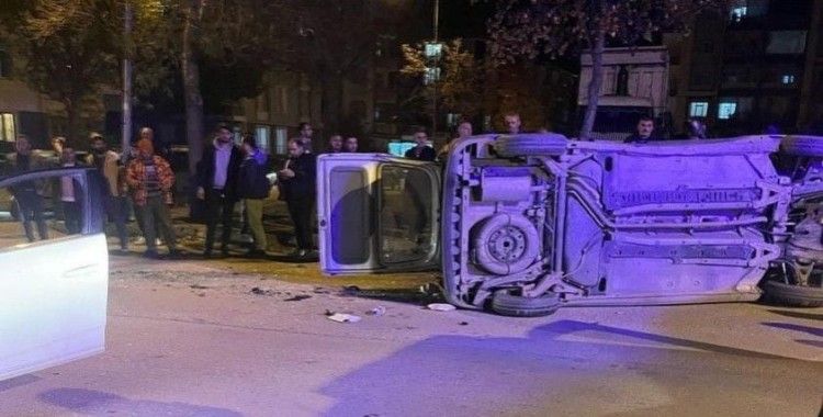 Merzifon’da 2 araç çarpıştı, sürücüler yaralandı
