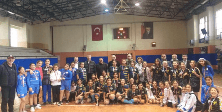 Hentbol turnuvası sona erdi, şampiyonlar madalyalarına kavuştu