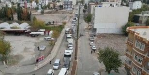 Kara yoluna yıkılan bina trafik yoğunluğuna neden oldu
