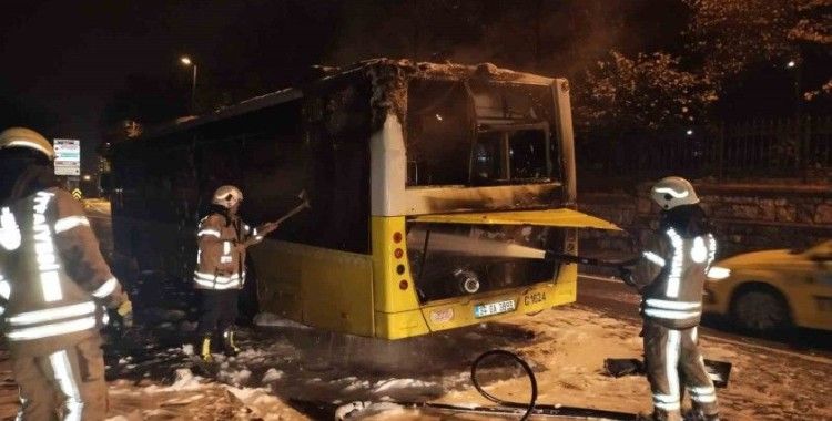 Üsküdar’da İETT otobüsü yanarak kullanılamaz hale geldi