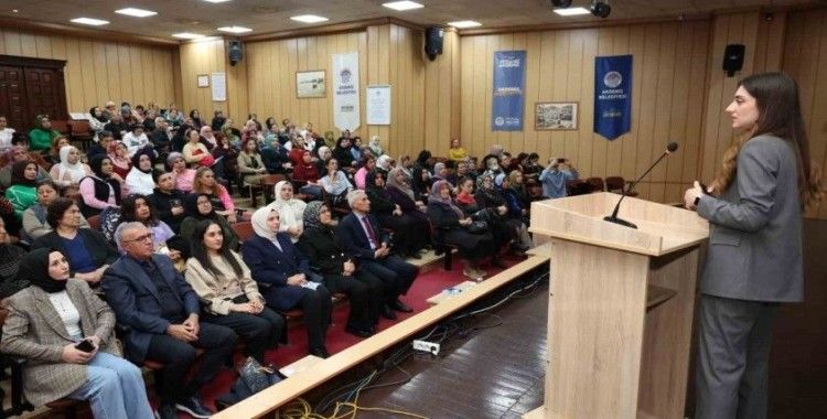 Mersin’de ’Türkiye yüzyılında kadın hakkı’ konferansı

