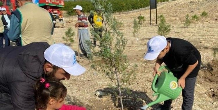 Depremzede çocuklar fidan dikti
