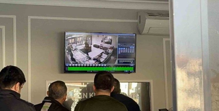 Bursa’da kar maskeli ve silahlı soyguncu kamerada… Polis ekipleri olayı böyle araştırdı
