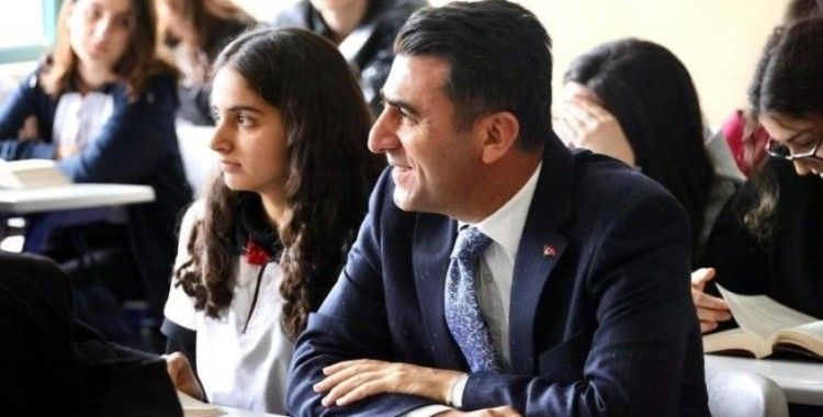 Vali Aygöl, öğrencilerin sıra arkadaşı oldu
