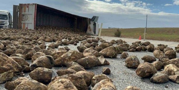 Devrilen tırın dorsesindeki 27 yon pancar yola dağıldı