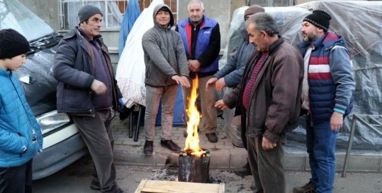 Erzincan’da soğuk havalar pazar esnafına soba kurdurdu
