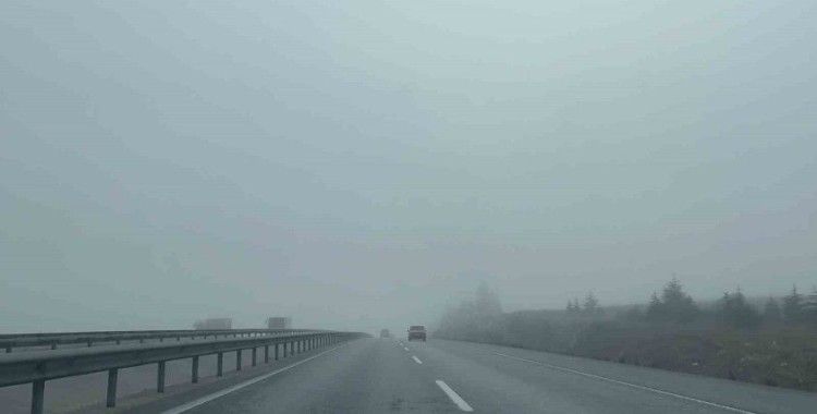 Yoğun sis yollardaki görüş mesafesini azalttı
