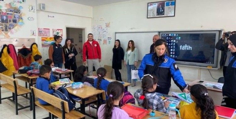 Hakkari polisi 50 öğrenciyi daha sevindirdi
