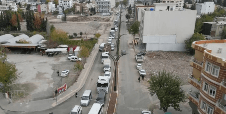 Kara yoluna yıkılan bina trafik yoğunluğuna neden oldu