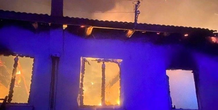 Elektrik kontağından çıkan yangında bir ev kullanılamaz hale geldi
