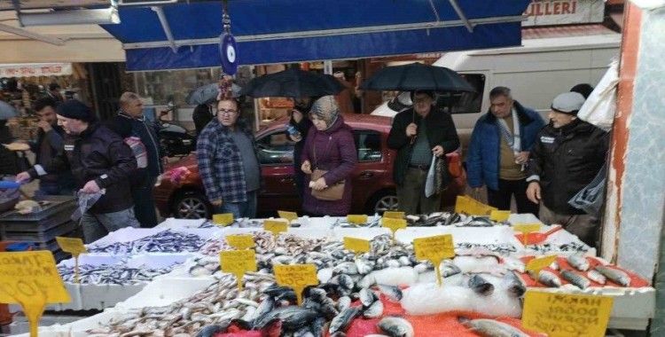 Bu sezon ilk: Kilosu 25 TL’ye düşen hamsi kapış kapış gitti
