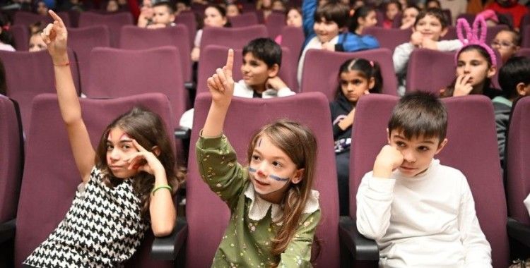 Minikler tiyatro oyunuyla eğlendi
