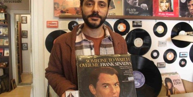 Sahaf dükkanında müzik tutkunlarına eski dönemleri yaşatıyor
