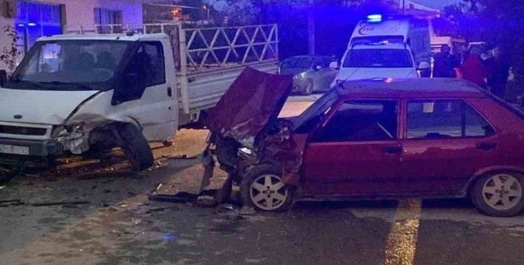 Kamyonet ile otomobil çarpıştı: 3 yaralı
