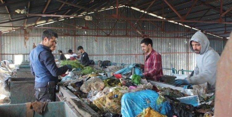 Evlerdeki çöpler belediyenin tesisinde önce ayrıştırılıyor sonra enerjiye dönüştürülüyor
