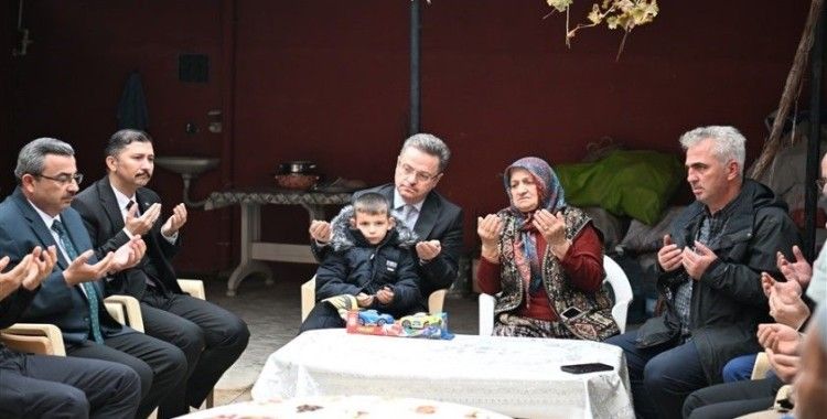 Vali Ünlü Kırkağaç’ta kamu hizmetlerini inceledi, şehit ailelerini ziyaret etti
