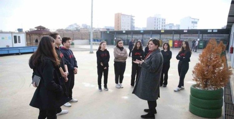 Lise öğrencileri Merkezefendi Atık Getirme Merkezini gezdi

