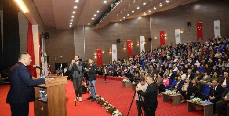 Toroslar’da ’Kadınlar Hakları Günü’ne özel sergi ve panel düzenlendi
