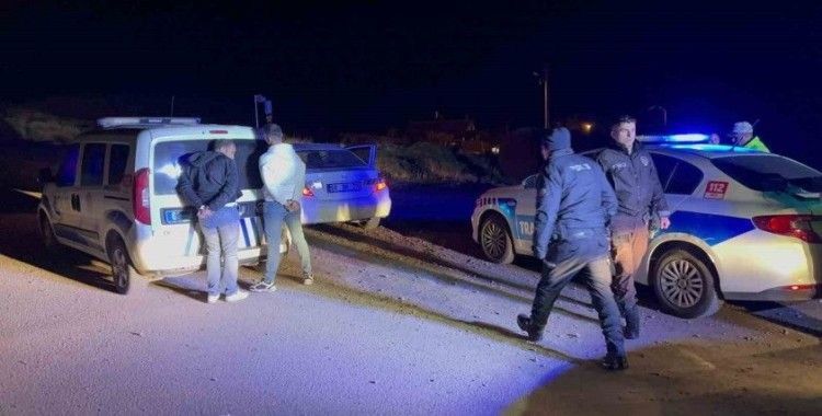 Uyuşturucudan girdikleri cezaevinden izinli çıkıp uyuşturucuyla polisten kaçtılar