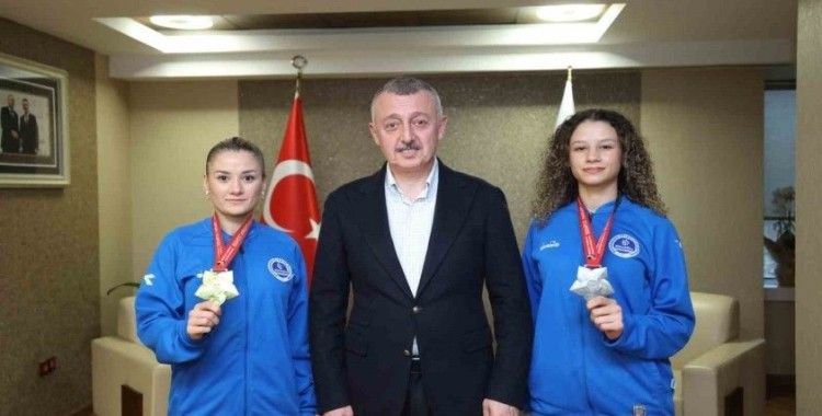 Karateci kız kardeşler şampiyon oldu
