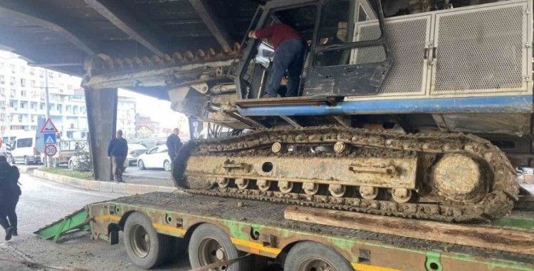 İş makinesi dorseden düştü, trafik kilitlendi
