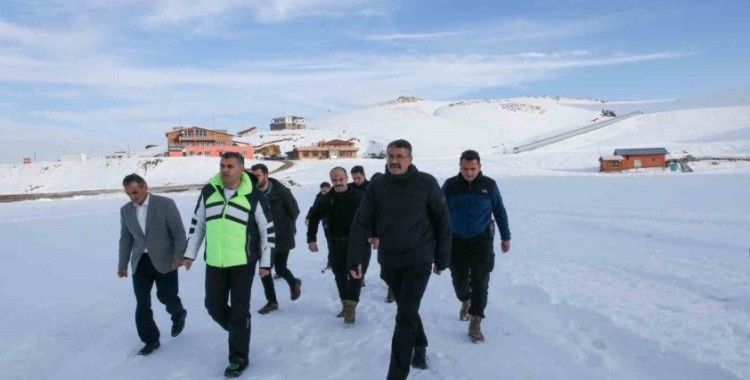 Vali Ali Çelik, yatırımcıları ve kayak severleri Hakkari’ye davet etti