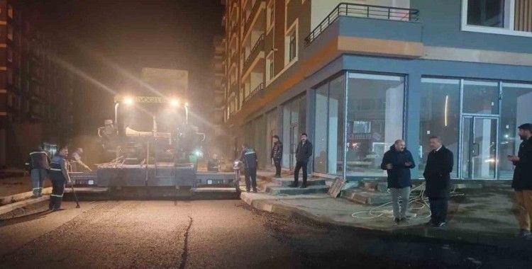 Aşkale’de gece yarısı asfalt dökümü
