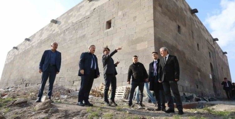 Köşk Medrese hizmete girmek için gün sayıyor
