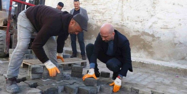 Başkan Arıkan eldivenleri giydi, kolları sıvadı parke taşı döşedi
