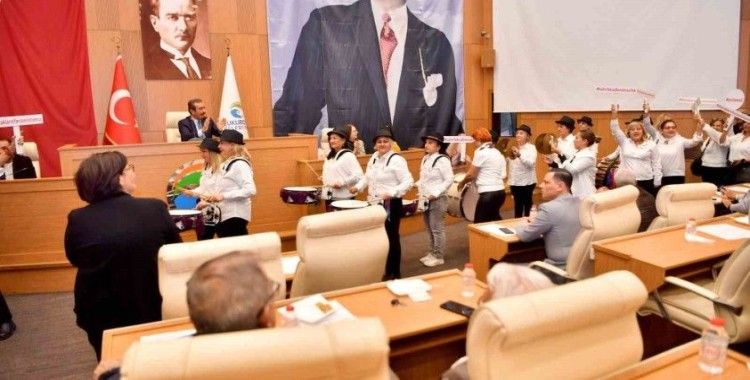 Kadınlar Çukurova Meclisinde
