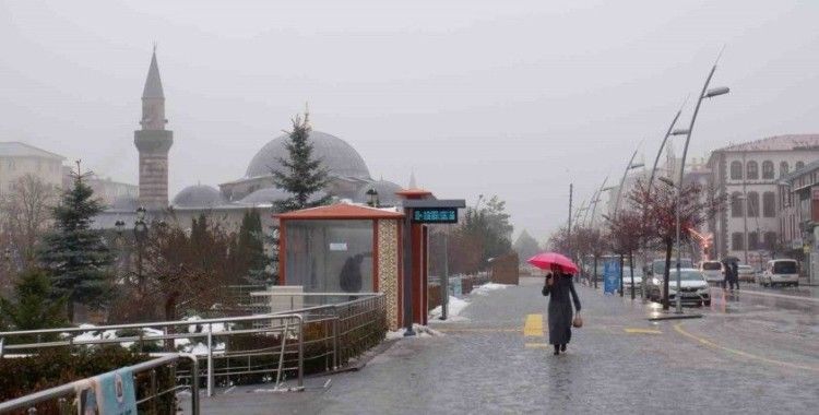 Erzurum’a yağış yağmur ve sisle geri döndü
