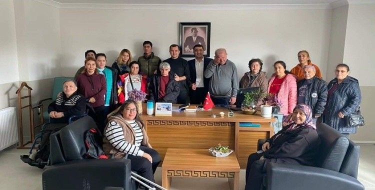 Ayvalıklı engellilerden sağlıkçılara anlamlı ziyaret
