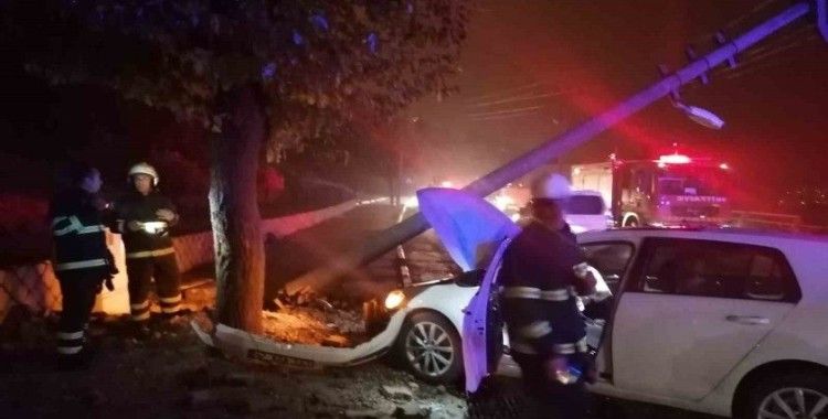 Direksiyon hakimiyetini kaybeden otomobil elektrik direğine çarptı: 1 yaralı
