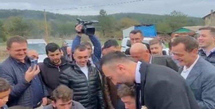 Okey masası kurarak düğün konvoyunun önünü kestiler
