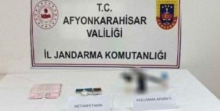Zehir tacirleri ellerindeki uyuşturucuyu satamadan yakalandı
