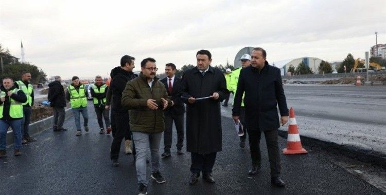 İnşaat çalışmalarının devam ettiği kavşaklarda incelemelerde bulundu

