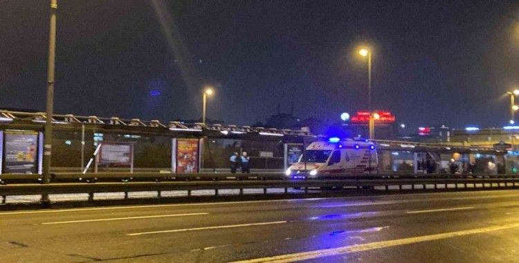 Okmeydanı’nda metrobüs reklam panosuna çarptı: 1 yaralı
